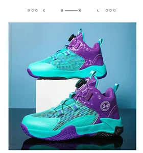 Zapatillas de baloncesto para niños con hebilla giratoria en morado y verde azulado.