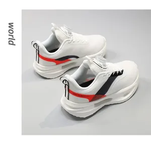 Vista dettagliata delle scarpe sportive traspiranti in mesh da ragazzo con fibbia rotante
