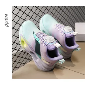 Vista dettagliata di scarpe da corsa in mesh per bambini con sfumatura e chiusura a rotella
