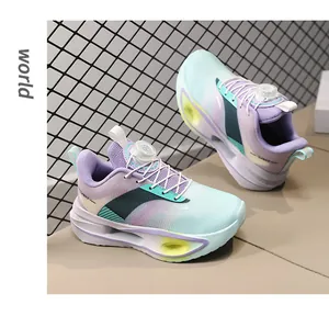 Vista dettagliata delle scarpe da corsa in mesh per bambini con sistema di allacciatura a manopola