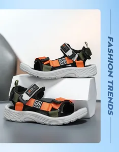 Detailansicht der Kinder-Outdoor-Sandalen mit Klettverschluss und orangefarbenen Akzenten.