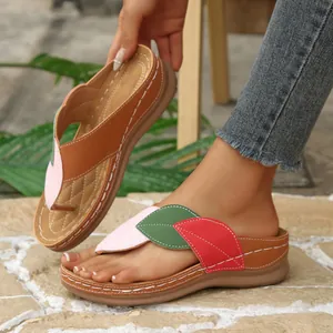 Detalle de sandalias con cuña multicolor y tiras en forma de hoja para un estilo casual
