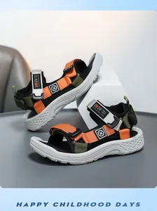 Detailansicht modischer Kinder-Outdoor-Sandalen mit verstellbarem Klettverschluss für den Sommer