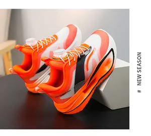 Dettaglio delle sneakers da ragazzo in mesh traspirante con sistema di chiusura a rotella