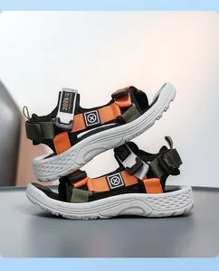 Detailansicht der stilvollen Kinder-Outdoor-Sandalen mit strapazierfähigen Klettverschlüssen