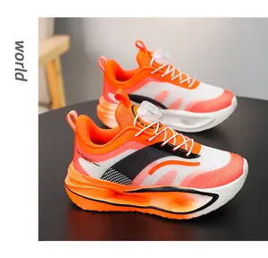Vista dettagliata delle scarpe da corsa in mesh arancione e bianco per ragazzi