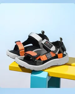 Seitenansicht von Kinder-Outdoor-Sandalen mit verstellbaren orangen Klettverschlüssen