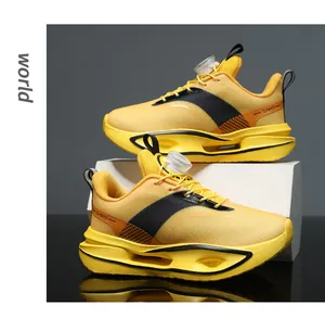 Vista laterale di scarpe da corsa gialle per ragazzi con sistema a rotella.