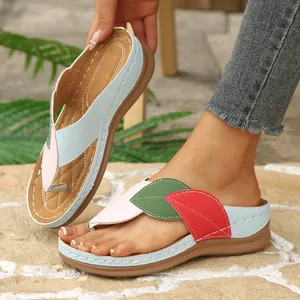 Vista detallada de las sandalias de cuña de colores para mujer con diseño de hoja.
