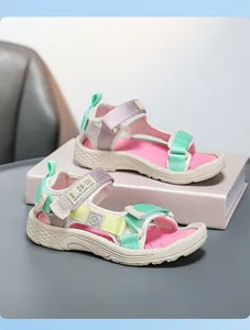 Detailansicht bunter Sommersandalen für Mädchen mit verstellbaren Klettverschlüssen