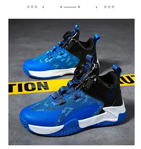 Vista lateral de zapatillas de baloncesto para niños con malla azul y cierre de rosca.