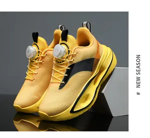 Dettaglio scarpe da corsa in mesh giallo traspirante per bambini con sistema rotante