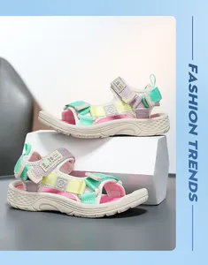 Detailansicht der farbenfrohen Sommer-Strandsandalen für Mädchen mit Klettverschluss