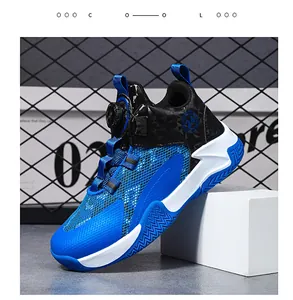 Vista lateral de zapatillas de baloncesto azules para niños con cierre de rosca