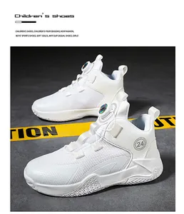 Detalle de zapatillas de baloncesto blancas para niños con cierre de hebilla giratoria.