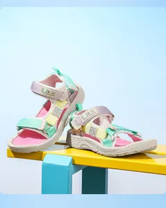 Detailansicht der lebendigen bunten Outdoor-Sandalen für Kinder mit verstellbaren Klettverschlüssen