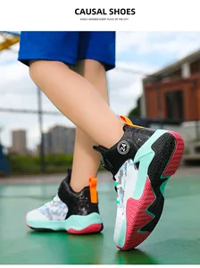 Vista detallada de zapatillas de baloncesto para niños con cierre de hebilla giratoria