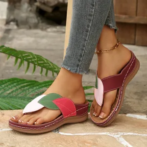 Vista detallada de sandalias de cuña para mujer con diseño de retazos de hojas de colores