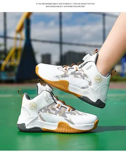 Primer plano de zapatillas de baloncesto para niños con hebilla giratoria y diseño de malla