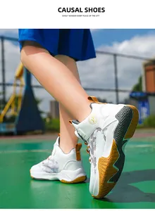 Toma en acción de zapatillas de baloncesto blancas para niño en la cancha.