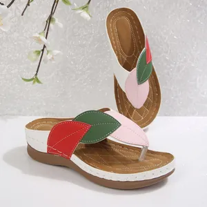 Sandalias de cuña con diseño de patchwork de hojas de colores en rojo verde y rosa