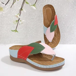 Sandalias de cuña patchwork con tiras en forma de hoja coloridas y suela acolchada