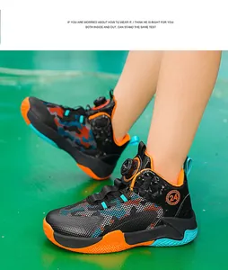 Primer plano de zapatillas de baloncesto para niños con cierre de hebilla giratoria