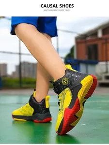 Detalle dinámico de zapatilla de baloncesto infantil con cierre de dial giratorio