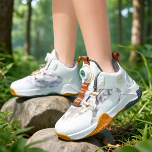 Zapatillas de baloncesto para niños con cierre giratorio y malla en el bosque