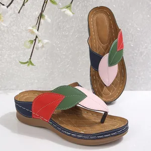 Elegantes chanclas de cuña para mujer con diseño de hojas de colores en rosa, rojo y verde.