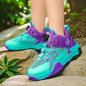 Zapatillas de baloncesto infantiles en violeta y turquesa con práctico cierre giratorio