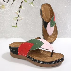Sandalias de cuña patchwork a la moda con patrones de hojas coloridas y suela gruesa