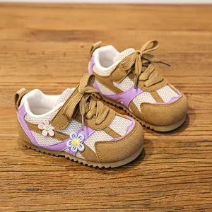 Breathable mesh children's sneakers with soft sole and floral details in beige and purple