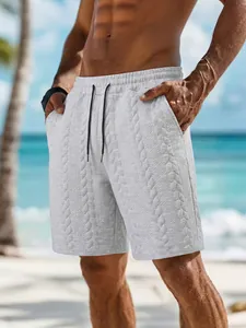 Nahaufnahme einer hellgrauen Jacquard-Strick-Herrenshorts mit Kordelzug am Bund.