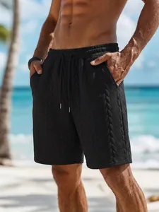 Herren-Shorts in Schwarz mit Zopfstrickmuster, Kordelzug und Taschen für den Strand.