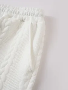 Nahaufnahme der weißen Strick-Jacquard-Textur und der Seitentasche an Herren-Shorts