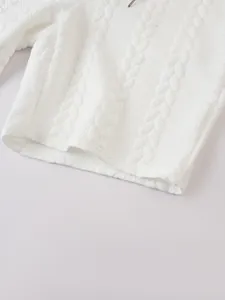 Detailaufnahme der weißen Zopfstrick-Jacquard-Struktur von lässigen Herren-Sommershorts