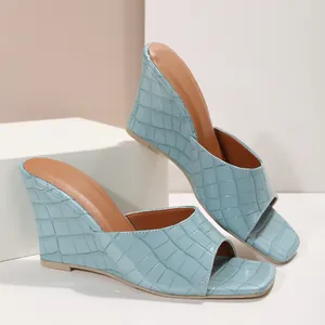 Sandales compensées bleu clair à effet croco avec bout ouvert et bride minimaliste