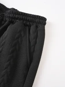 Nahaufnahme der schwarzen Herren-Shorts mit Steppmuster, elastischem Bund und Tasche