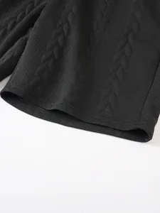 Nahaufnahme der schwarzen Herren-Shorts mit strukturiertem Jacquard-Strickmuster