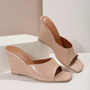 Sandales compensées élégantes pour femmes en couleur chair avec texture crocodile chic
