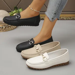 Μοδάτα γυναικεία loafers με μεταλλική αγκράφα σε μαύρο, μπεζ και λευκό δερμάτινο χρώμα
