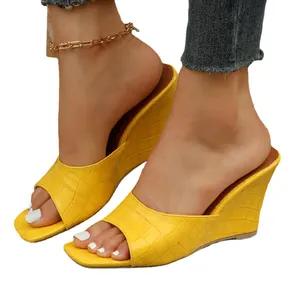 Sandales compensées jaunes pour femmes avec motif crocodile et bout carré ouvert