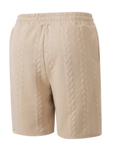 Detailansicht beige Herren-Freizeitshorts mit aufwendiger Zopfstrick-Musterstruktur