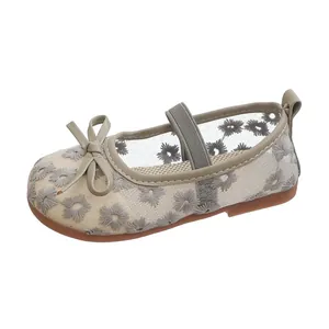 Breathable girls' princess shoes with floral embroidery and bow detail in beige