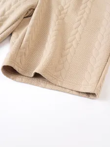Detailaufnahme beige Herren-Shorts mit geflochtenem Jacquard-Stoff und Saumdetail
