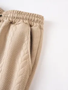 Detailaufnahme der khakifarbenen Jacquard-Shorts für Herren mit Stoffstruktur und Tasche