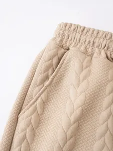 Nahaufnahme der beigen Jacquard-Strick-Freizeitshorts für Herren mit Zopfmuster-Struktur
