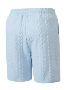 Detailansicht der hellblauen Herren-Strickshorts mit strukturiertem Zopfmuster