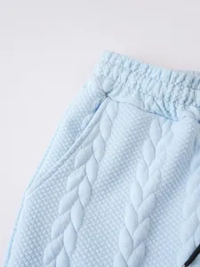 Detailaufnahme der hellblauen Herren-Shorts mit strukturiertem Zopfmustergewebe